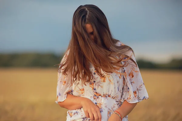 Yazın Genç Esmer Tarlada Uzun Saçlı Gün Batımında Poz Veren — Stok fotoğraf