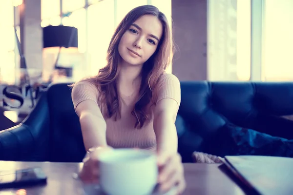 女の子春のカフェのポートレート 幸せな若いモデルは コーヒーのカップでポーズ 春の表情 — ストック写真