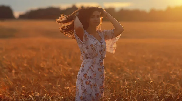 Campo Trigo Pôr Sol Menina Paisagem Verão Conceito Atividade Livre — Fotografia de Stock