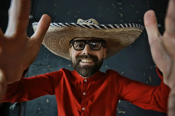 Tipo Hipster Gafas Con Una Barba Gris Sombrero Con Ala —  Fotos de Stock