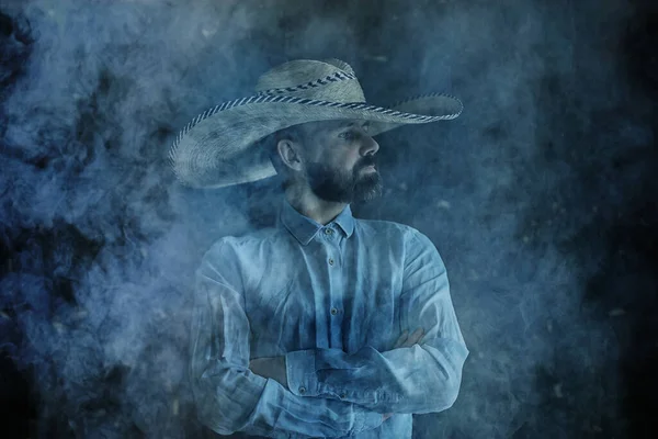 Αγρότης Hipster Ένα Ψάθινο Καπέλο Γείσο Στον Καπνό Κάπνισμα Ρετρό — Φωτογραφία Αρχείου