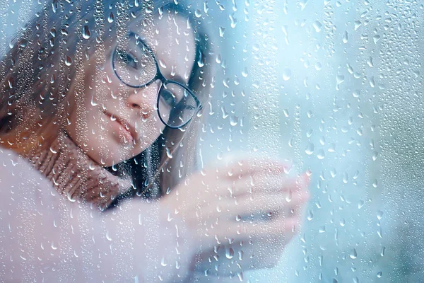 Herfst Koffie Een Regenachtige Dag Meisje Achter Een Glas Met — Stockfoto