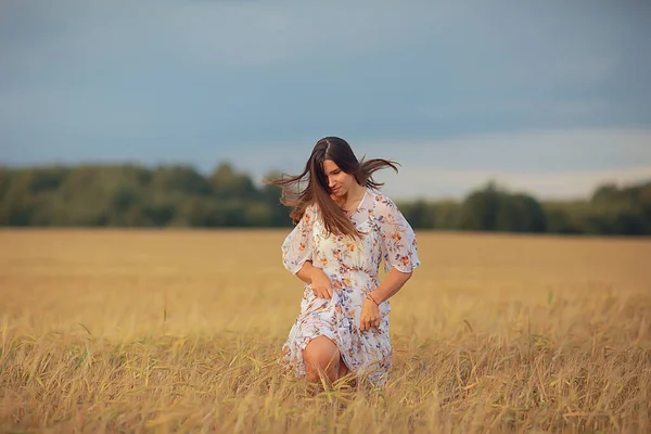 소녀는 여름밭을 달리고 드레스 자유의 컨셉트 — 스톡 사진