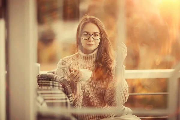 Menina Feliz Outono Café Suéter Conceito Visão Modelo Com Óculos — Fotografia de Stock