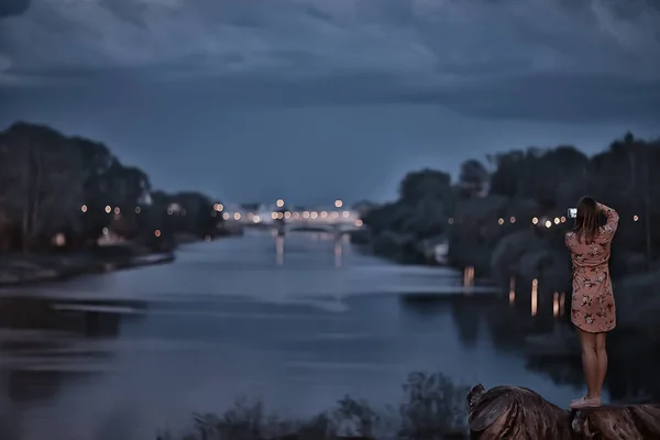 女性のスマートフォンの風景夜景川の風景写真 — ストック写真