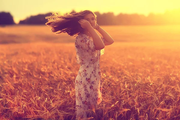 Campo Grano Tramonto Ragazza Paesaggio Estivo Attività All Aperto Concetto — Foto Stock