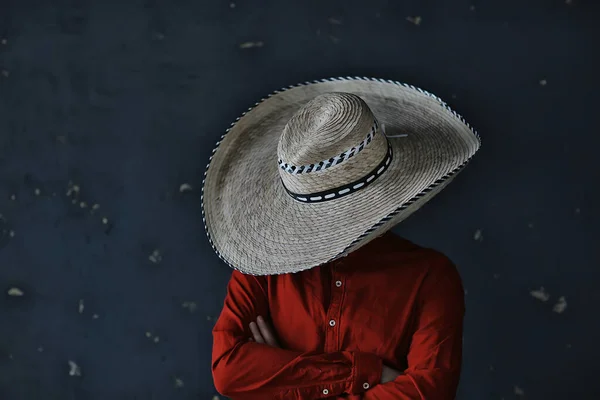 Hombre Sombrero Con Ala Paja Esconde Cara Chico Incógnito Estilo — Foto de Stock