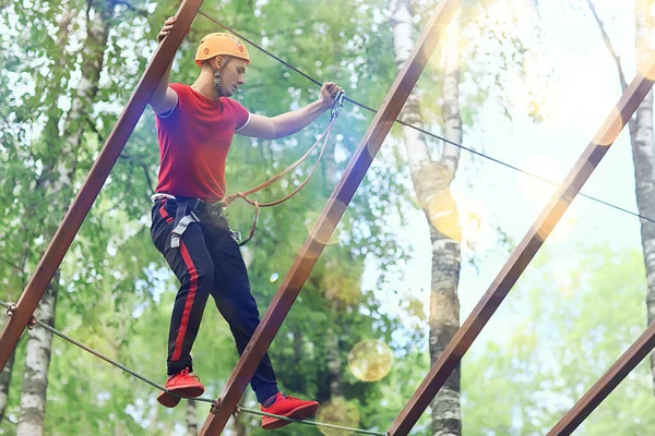 Männlicher Kletterer Seilpark Outdoor Aktivitätstraining Kerl Mann Extremwochenende Wald — Stockfoto