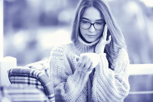 Mädchen Frühling Café Porträt Glücklich Junges Modell Posiert Mit Einer — Stockfoto