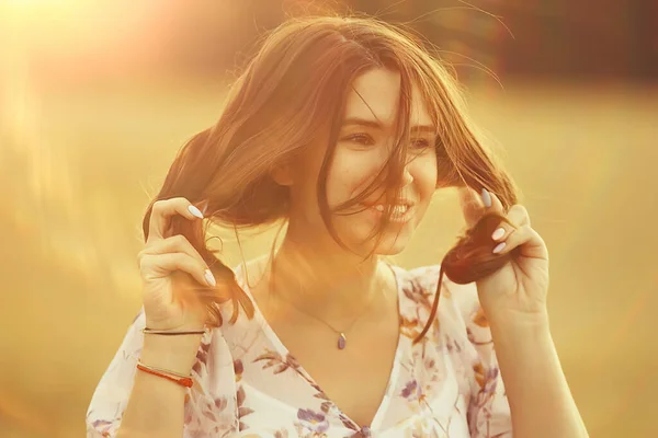 Gelukkig Meisje Glimlachen Zomer Achtergrond Schitteren Zon Stralen Seizoensgebonden Warm — Stockfoto