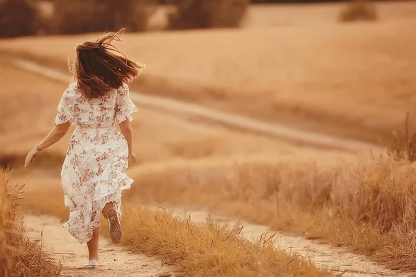 Ragazza Corre Campo Estivo Vestito Grano Tramonto Giornata Sole Concetto — Foto Stock