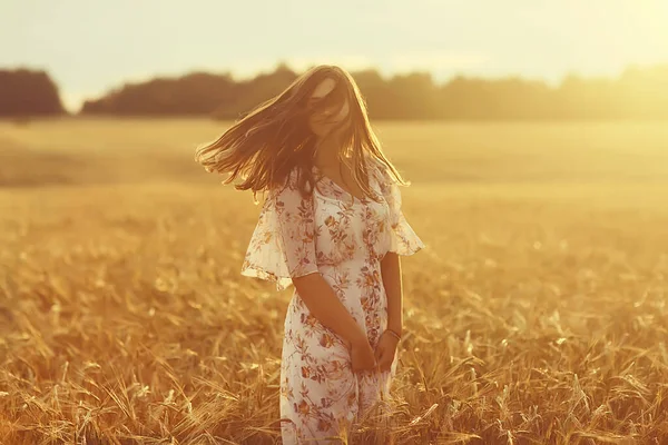 Campo Grano Tramonto Ragazza Paesaggio Estivo Attività All Aperto Concetto — Foto Stock