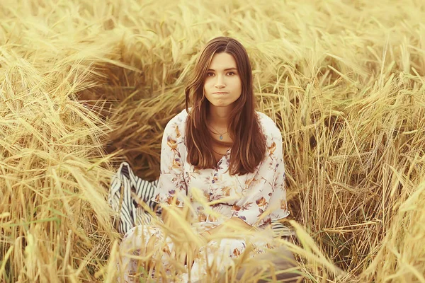 小麦の女の子の肖像画の日没 活発な国のスタイルの休暇 暖かい日 — ストック写真