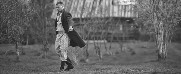 Vintage Mann Junges Dorf Schwarz Weiß Osteuropäischer Stil Retro Mantel — Stockfoto