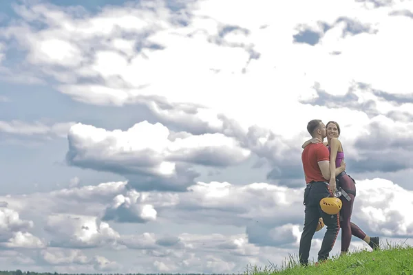 ヘルメットのカップルを愛し屋外活動自然ロープクライミング公園空に対して — ストック写真