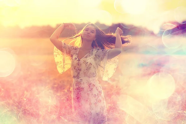 Feldweizen Sonnenuntergang Mädchen Sommer Landschaft Outdoor Aktivitätskonzept Abstrakte Freiheit Frau — Stockfoto
