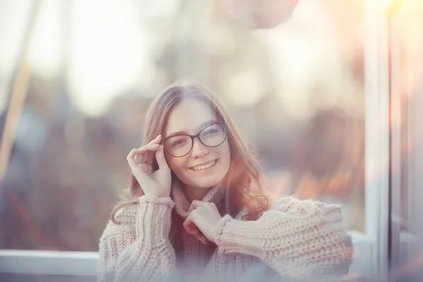 視力コンセプトメガネ秋の一目で女の子モデル若いスマート学生 — ストック写真