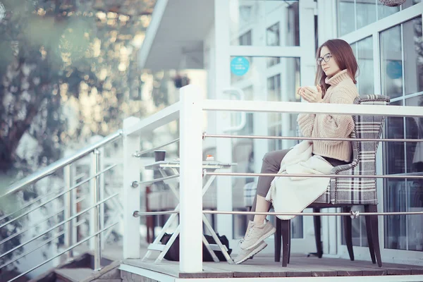 Chica Joven Cafetería Juventud Estilo Vida Concepto Chica Con Gafas —  Fotos de Stock