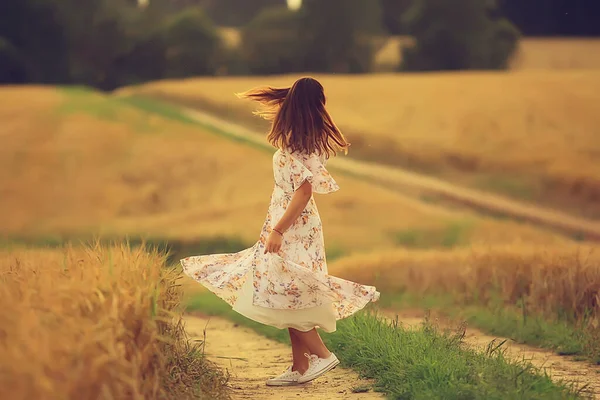 女の子はドレス小麦の夏のフィールドで実行されます 日没晴れた日の概念の自由幸福 — ストック写真