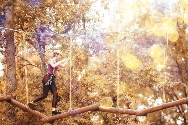 Ekstremalne Wakacje Dziewczyna Żółtym Hełmie Park Linowy Aktywny Wypoczynek Lesie — Zdjęcie stockowe