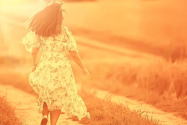 Жінка Проходить Через Пшеничне Поле Влітку Вид Ззаду Обличчя Листя — стокове фото
