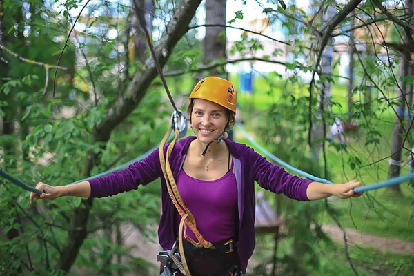 Extremurlaub Mädchen Gelben Helm Seilpark Aktivurlaub Wald — Stockfoto