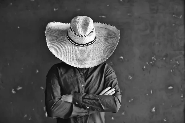 Hombre Sombrero Con Ala Paja Esconde Cara Chico Incógnito Estilo — Foto de Stock