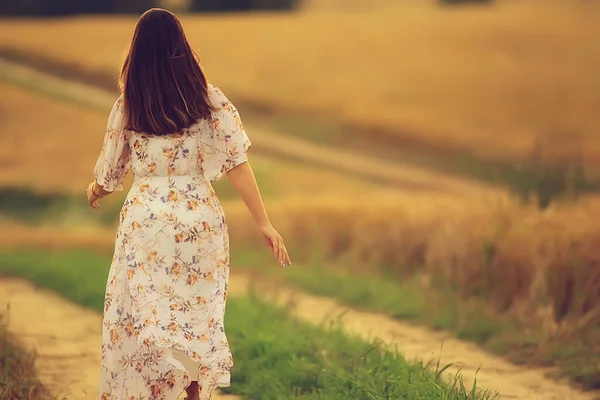 Donna Cammina Attraverso Campo Grano Estate Una Vista Dal Retro — Foto Stock