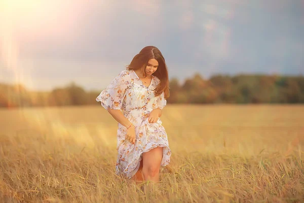 Joyeuse Fille Liberté Dans Champ Été Éblouissement Soleil Abstrait Fond — Photo