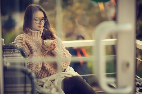 Jong Meisje Cafe Jeugd Lifestyle Concept Meisje Met Bril Zoek — Stockfoto