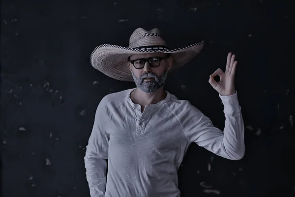 手と指でスタジオのジェスチャーにつばをついたわらの帽子の男ポイント 西アメリカメキシコ Sambrero Style — ストック写真