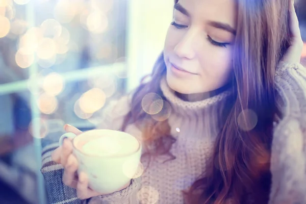 Девушка Весеннее Кафе Портрет Счастливая Молодая Модель Позирует Чашкой Кофе — стоковое фото