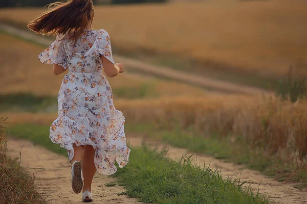 Дівчина Біжить Літньому Полі Сукні Пшениця Захід Сонця Концепція Сонячного — стокове фото