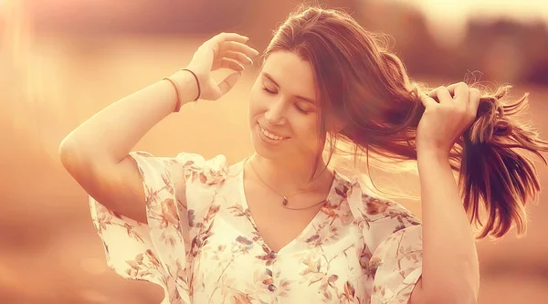 幸せな女の子笑顔夏の背景グレア太陽光線季節暖かい眺め — ストック写真