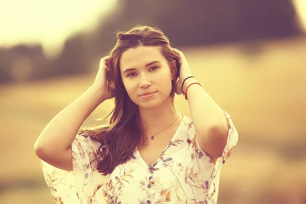 Été Nature Portrait Fille Chaud Fond Jeune Fille Modèle Posant — Photo