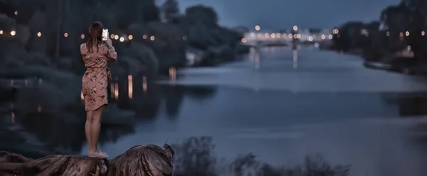 Mujer Teléfono Inteligente Paisaje Vista Noche Paisaje Del Río Fotografía — Foto de Stock