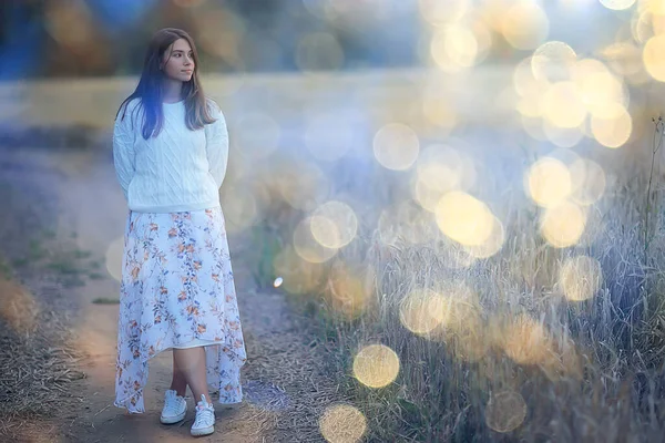 Natureza Verão Campo Retrato Menina Pleno Crescimento Contra Pano Fundo — Fotografia de Stock