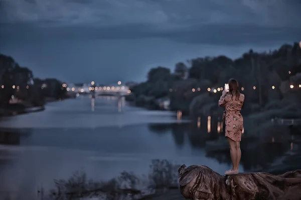 女性のスマートフォンの風景夜景川の風景写真 — ストック写真