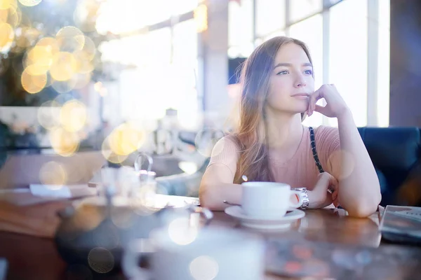 Mädchen Frühling Café Porträt Glücklich Junges Modell Posiert Mit Einer — Stockfoto