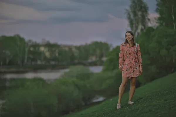 Mädchen Flussufer Sitzt Konzept Einsames Mädchen Meditiert Ruhenden Flussblick Abend — Stockfoto