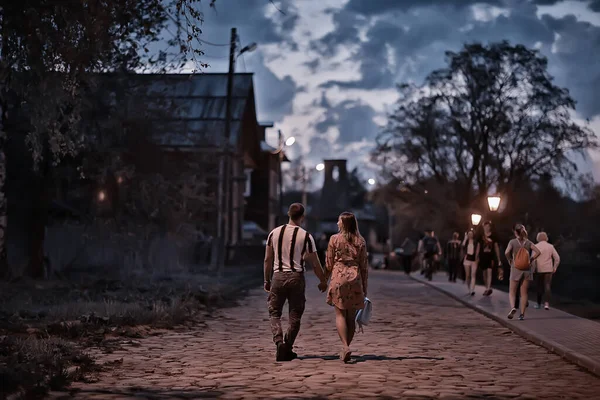 Akşam Kentinde Aşık Bir Çift Bir Adam Bir Kadın Gece — Stok fotoğraf