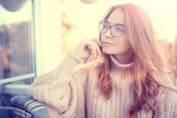 Chica Feliz Otoño Café Suéter Concepto Visión Modelo Con Gafas —  Fotos de Stock
