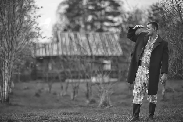 Vintage Homme Jeune Village Noir Blanc Style Europe Orientale Manteau — Photo