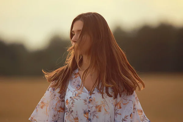 Joven Morena Verano Con Pelo Largo Campo Persona Feliz Salud — Foto de Stock