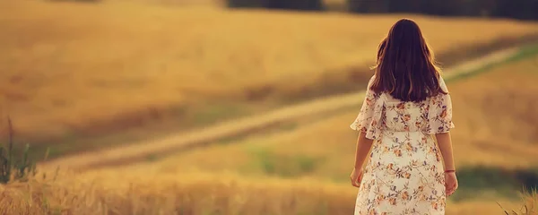 Женщина Ходит Пшеничному Полю Летом Вид Спины Лица Листья Разделение — стоковое фото