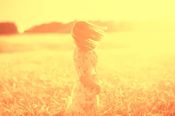 Ladang Gandum Matahari Terbenam Gadis Pemandangan Musim Panas Kegiatan Luar — Stok Foto