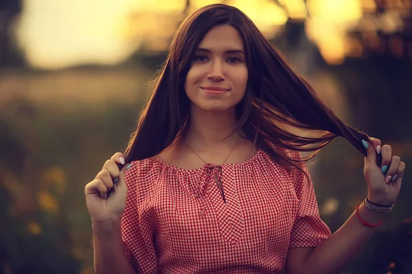 Jovem Morena Verão Com Cabelos Longos Campo Feliz Pessoa Beleza — Fotografia de Stock