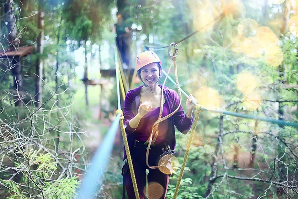 Extremurlaub Mädchen Gelben Helm Seilpark Aktivurlaub Wald — Stockfoto