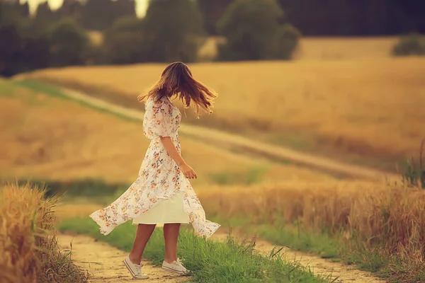 Γυναίκα Περπατά Μέσα Από Ένα Χωράφι Σιτάρι Καλοκαίρι Μια Θέα — Φωτογραφία Αρχείου