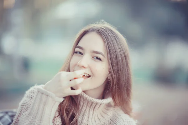 Szczęśliwy Dziewczyna Jesień Kawiarnia Sweter Koncepcja Wizja Model Okulary Pozowanie — Zdjęcie stockowe